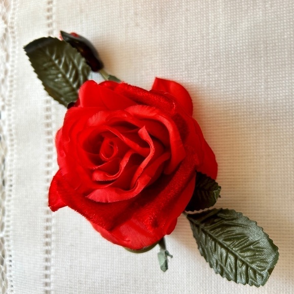 Vintage Red Rose Floral Corsage Pin: Chiffon & Velvet Flower Brooch - Picture 3 of 11